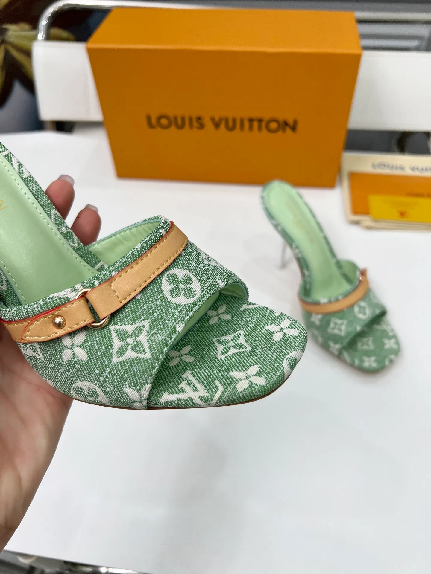 👟👟Ex-factory price 440👟👟 LV new denim kitten heel slippers 2025 summer must-have for goddesses, original replica, super comfortable on the feet. Show off the queen's temperament, the heel height is 9.5CM, which shows your temperament without being tiring. Leather outsole. Standard code: 35-42 (41 and 42 codes are customized, non-returnable and non-exchangeable)